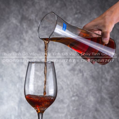 Bình rót Bistro Carafe có mỏ 585ml Ocean V13621 phù hợp làm bình thở rượu vang, bình rót rượu, hoặc làm ly có miệng uống sinh tố, trà sữa