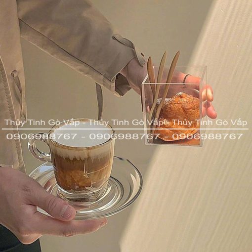 Bộ Tách Cafe Ocean Capuccino 195ml OCEG-P02441 (Kèm đĩa) có quai phù hợp với các loại đồ uống như capuccino, espresso, latte hay các thức uống nóng khác