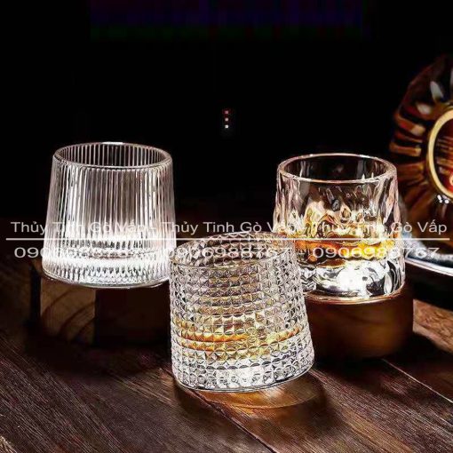 Ly thủy tinh Nghiêng kẻ ô 170ml - Deli KB148A thiết kế xoay tròn 360 độ, sẽ mang đến một ly whisky, cocktail đẳng cấp vô cùng độc đáo, thú vị