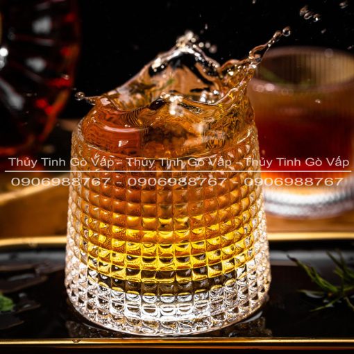 Ly thủy tinh Nghiêng kẻ ô 170ml - Deli KB148A thiết kế xoay tròn 360 độ, sẽ mang đến một ly whisky, cocktail đẳng cấp vô cùng độc đáo, thú vị