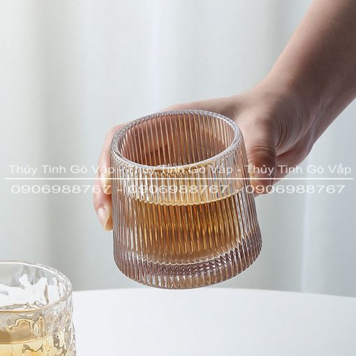 Ly thủy tinh Nghiêng sọc dọc 170ml Deli KB148B thiết kế xoay tròn 360 độ, sẽ mang đến một ly whisky, cocktail đẳng cấp vô cùng độc đáo, thú vị