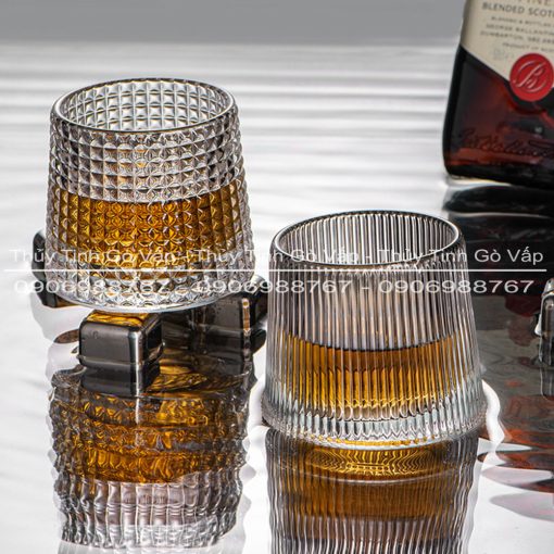 Ly thủy tinh Nghiêng sọc dọc 170ml Deli KB148B thiết kế xoay tròn 360 độ, sẽ mang đến một ly whisky, cocktail đẳng cấp vô cùng độc đáo, thú vị
