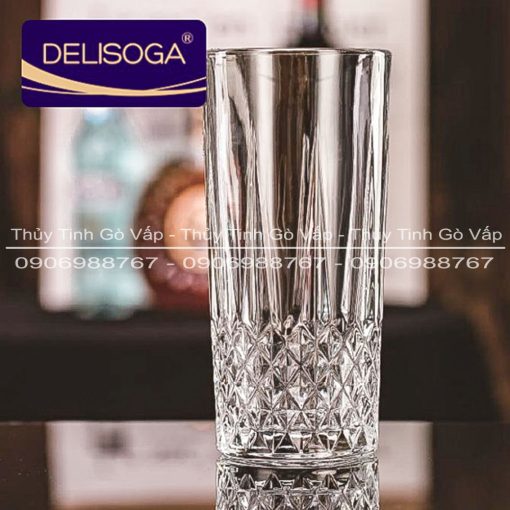 Ly thủy tinh Delisoga Carat Long Drink 330ml DSKB028-3 có thiết kế cao, thân khía sọc dọc, phần thân dưới họa tiết carat tinh tế, đẹp mắt, sang trọng
